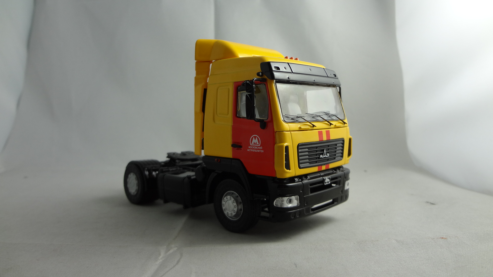 Maz-5440 1235C yellow diecast cabine truck trailer