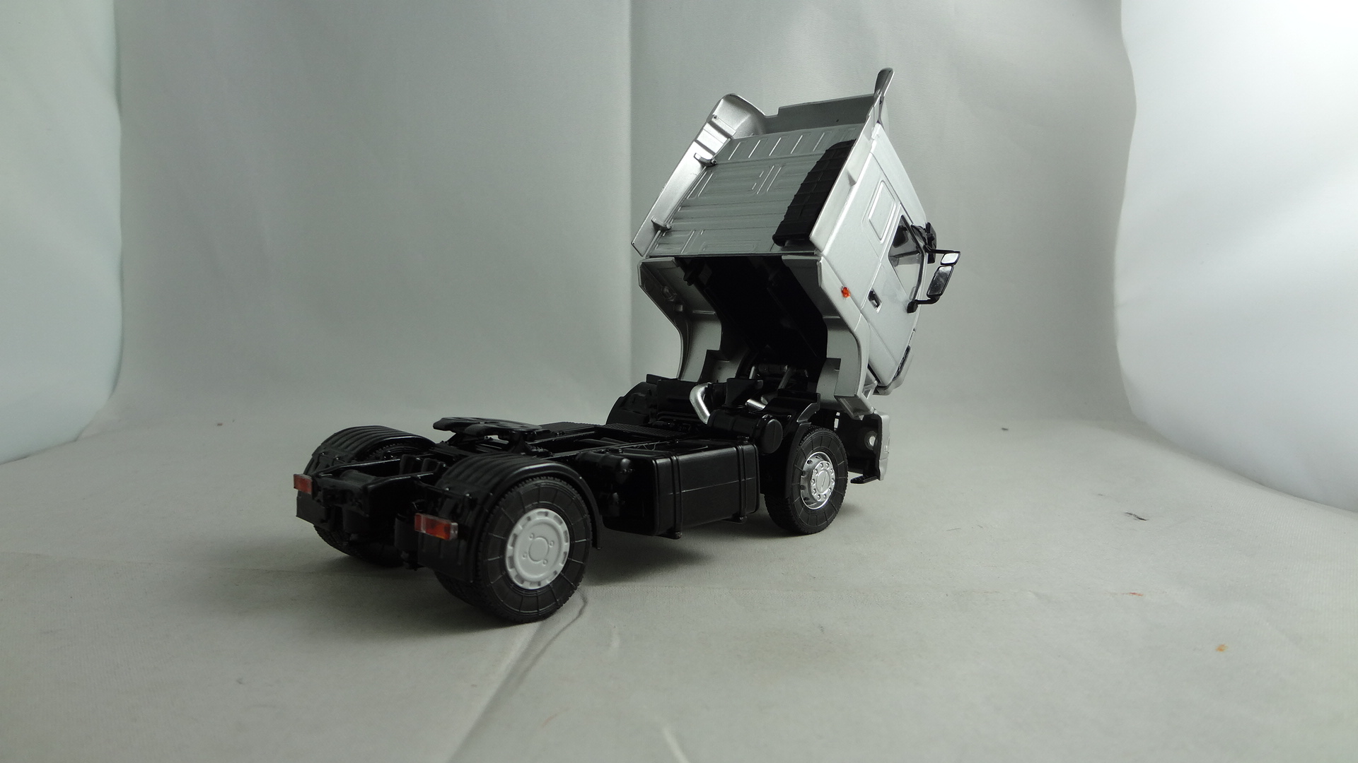 Maz-5440 Silver diecast cabine truck trailer model