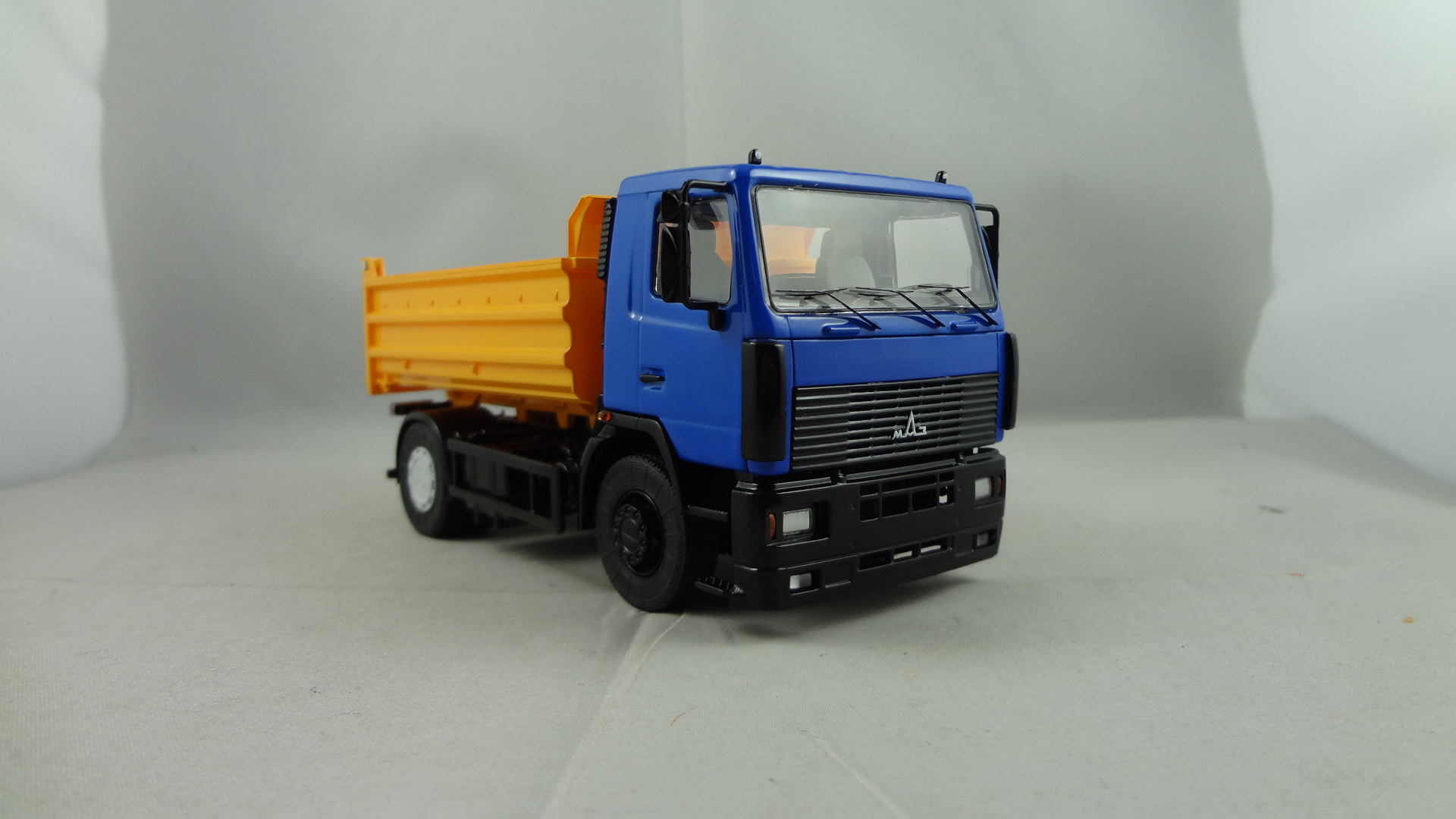Maz-5550 Blue cabine with yellow dumper model