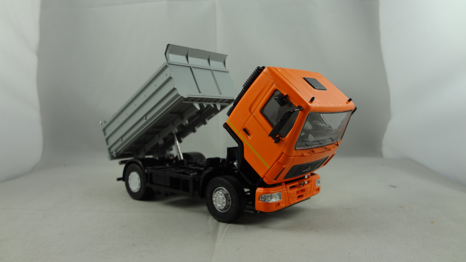 Maz-5550 orange cabine with grey movebale dumper model 