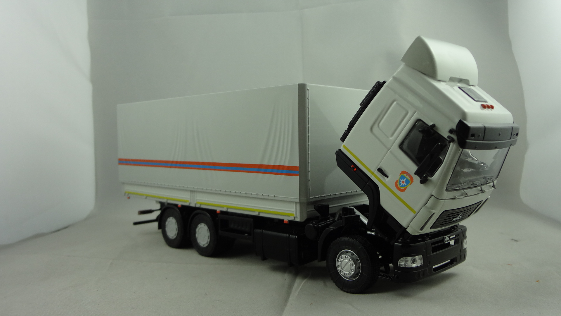 Maz-6312 White cabine with grey container model truck