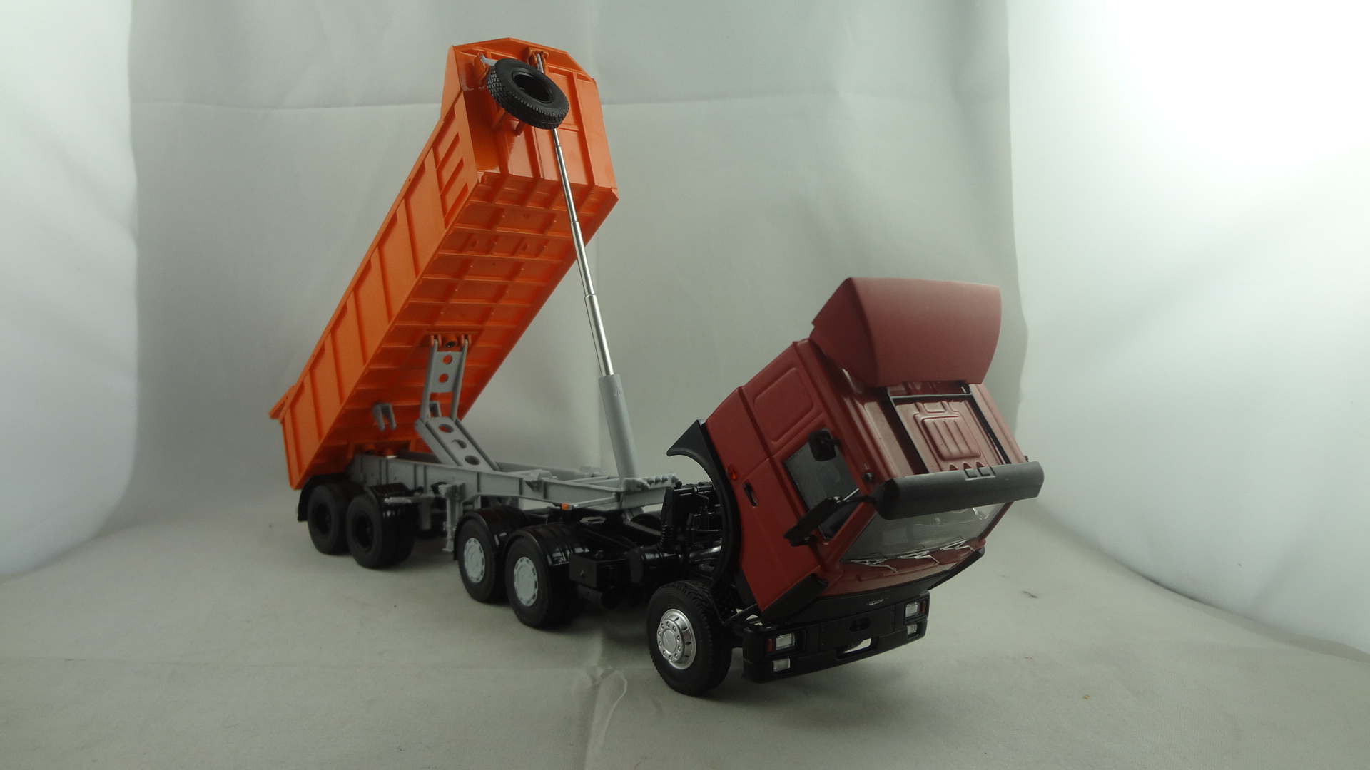 Maz-6422 red cabine with 9506-20 orange trailer model truck 