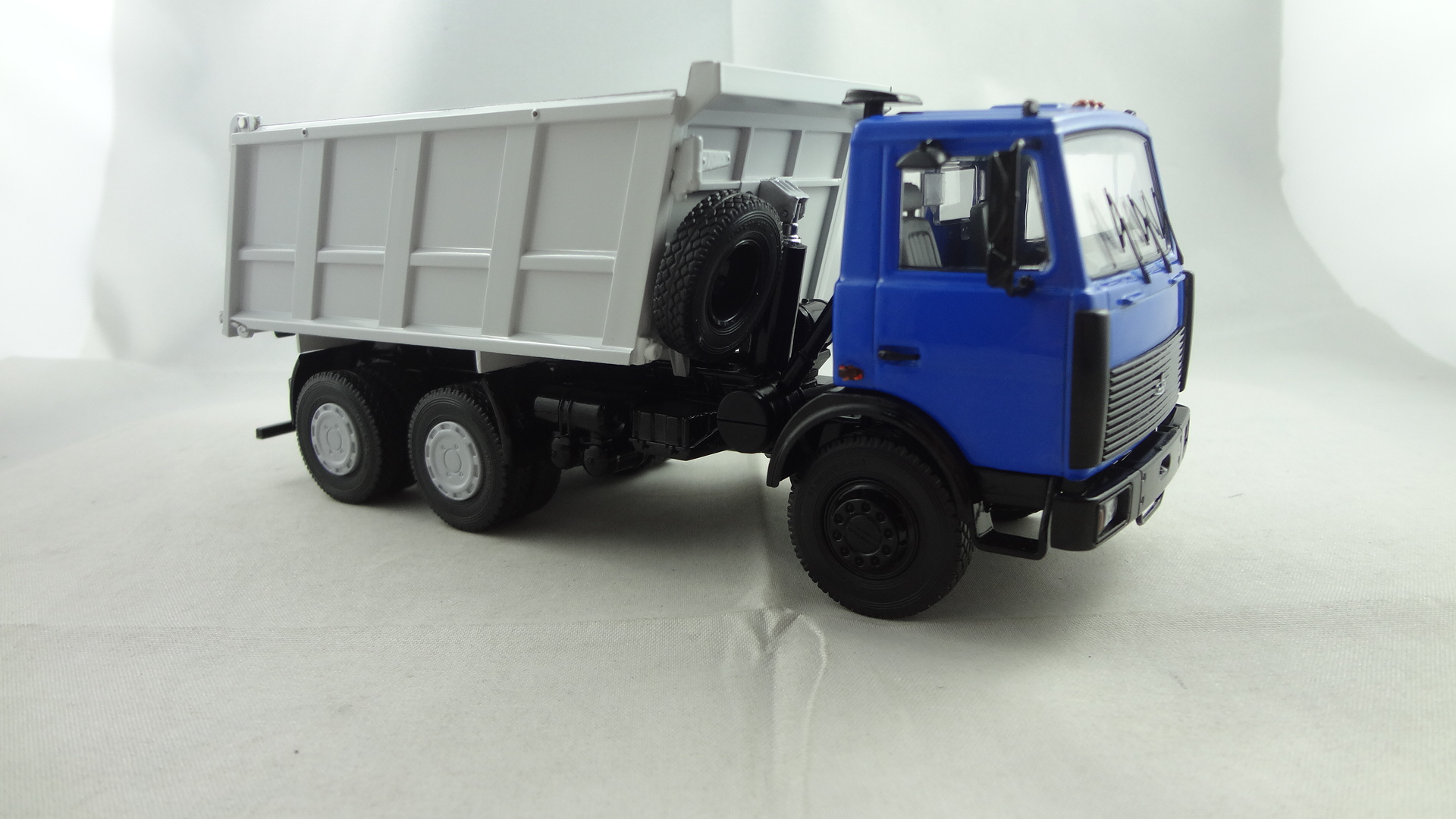 Customized Maz-5516 Blue cabine with grey dumper model truck