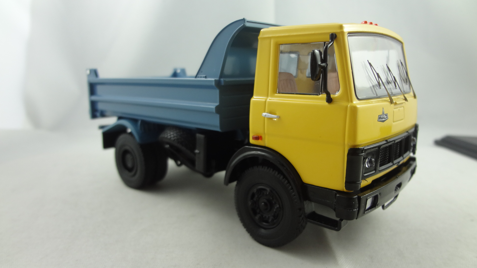 Customized Maz-5551 Old Version yellow cabine with blue dumper  