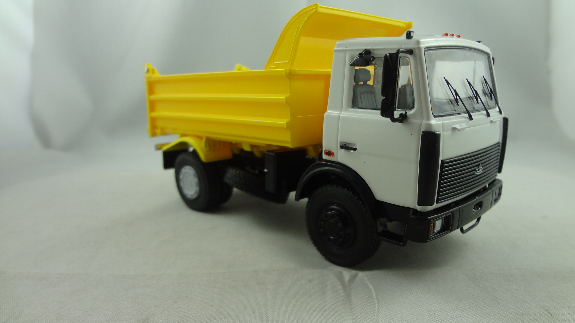Customized Maz-5551 New Version White cabine with yellow dumper model truck 