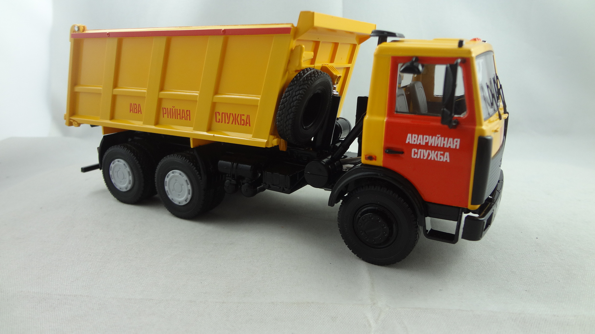 Customized Maz-5516 Maz new yellow cabine with yellow functional dumper model truck 