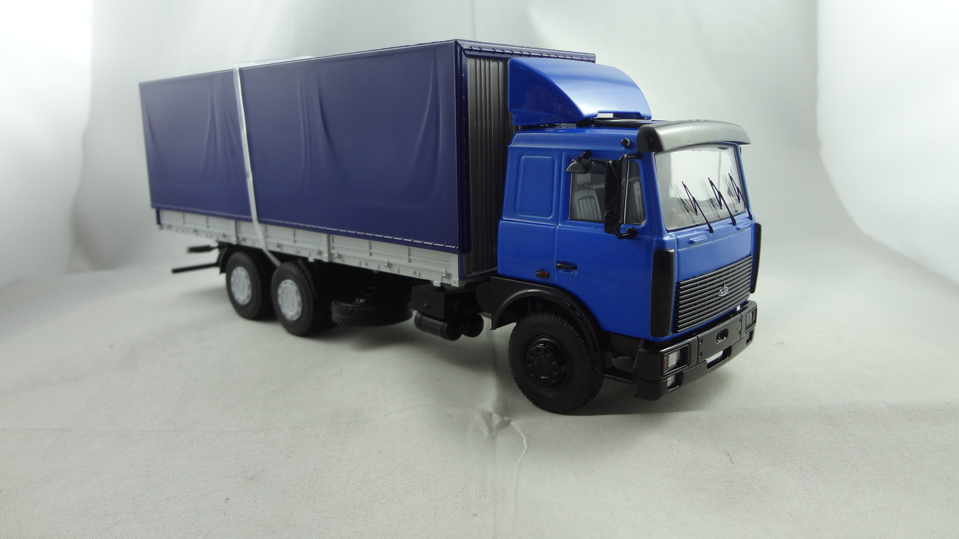 OEM Maz-6303 New blue cabine with blue tent model truck 