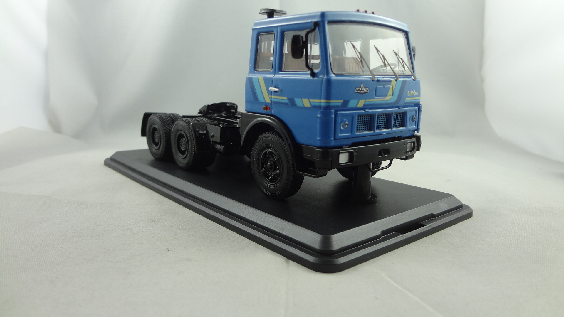 MAZ-6422 Old blue cabine trailer truck