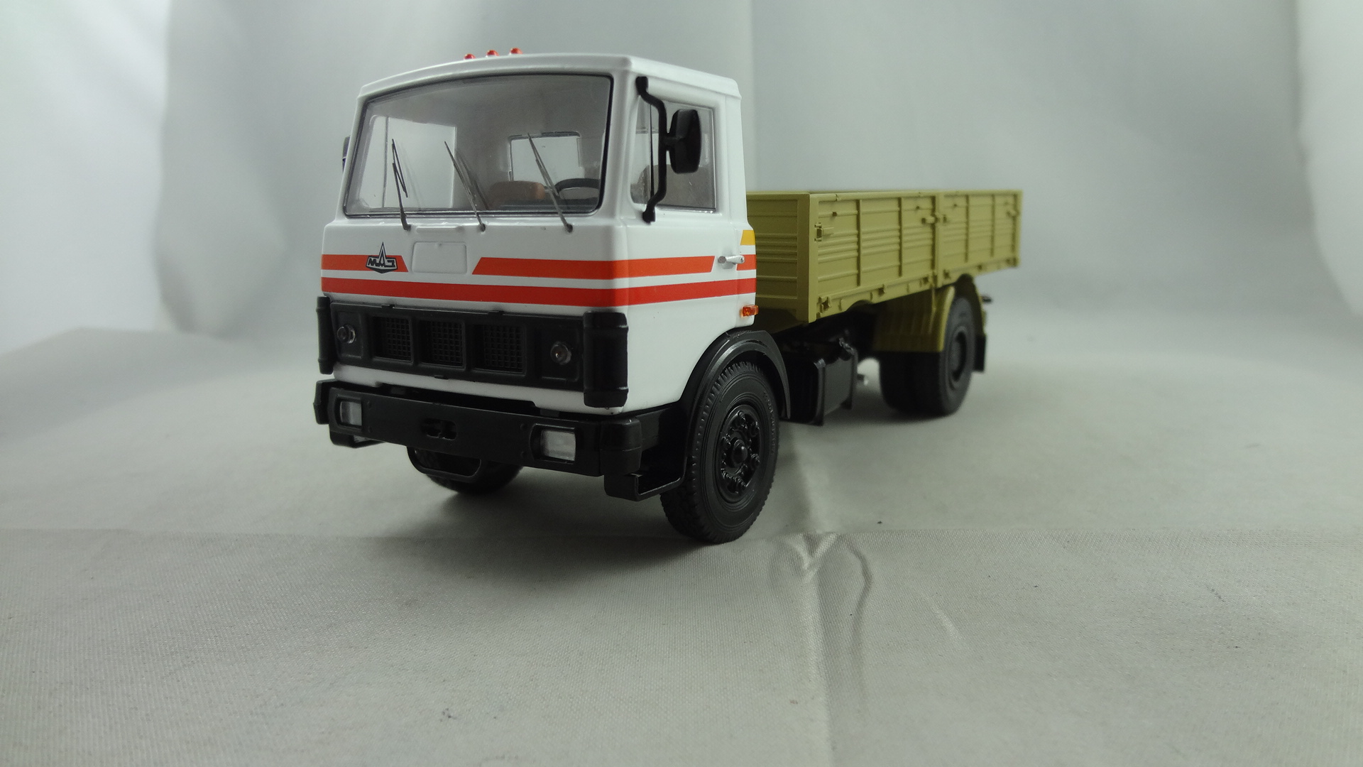 MAZ-5337 Old version white cabine with yellow trailer truck 