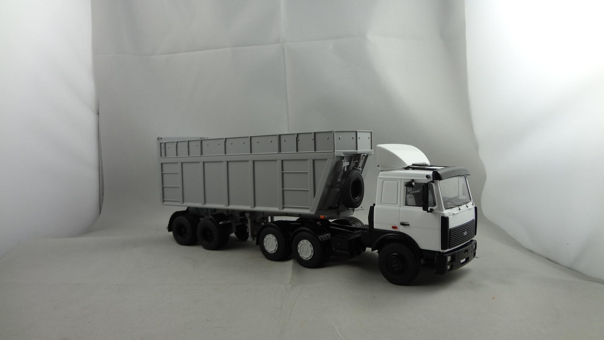 Diecast functional white 6422 cabine with 9506-30 cool gray 2c dumper truck model 