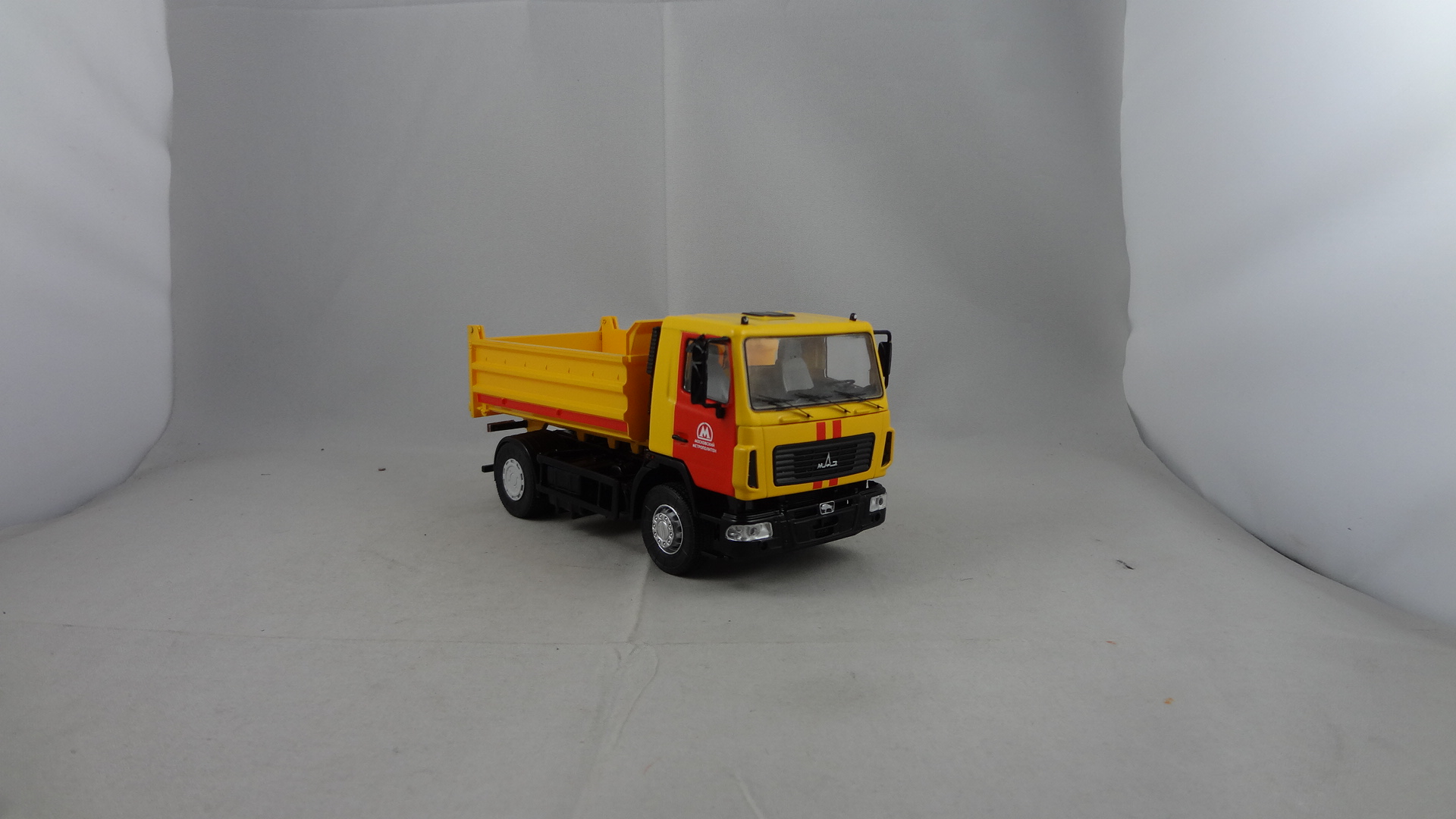 Diecast Maz-5550 1375C Yellow New cabine dumper model truck  
