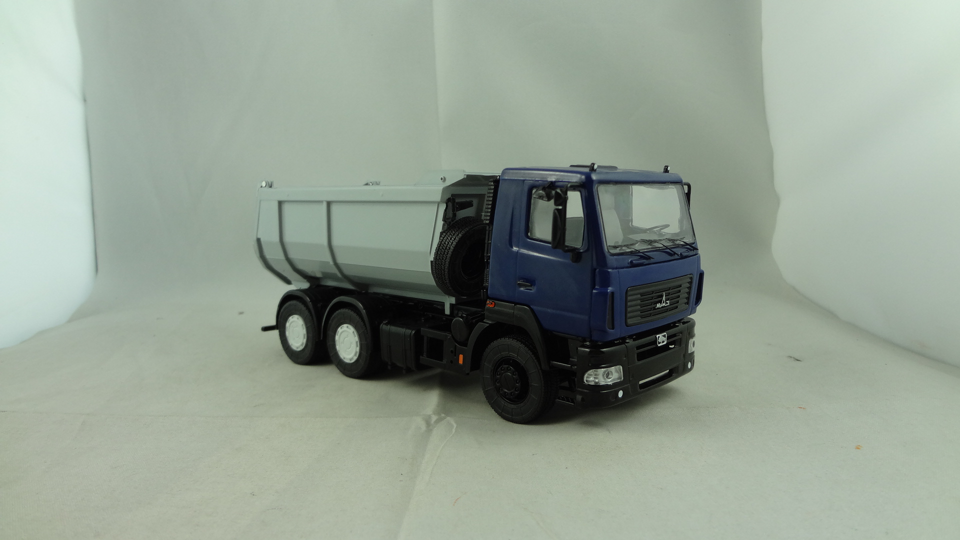 Diecast Maz-6501U blue cabine with cool gray dumper model truck toy