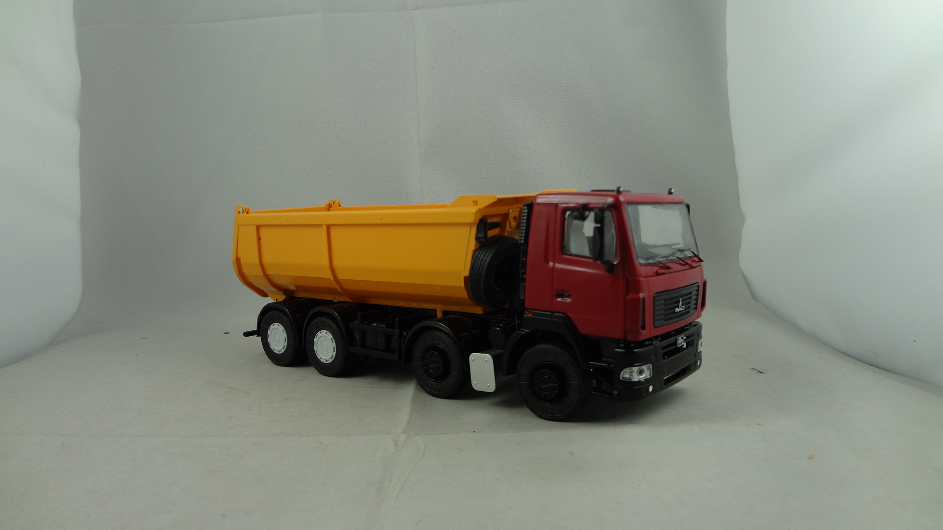 Diecast Maz-6516u red cabine with orange dumper truck toys 