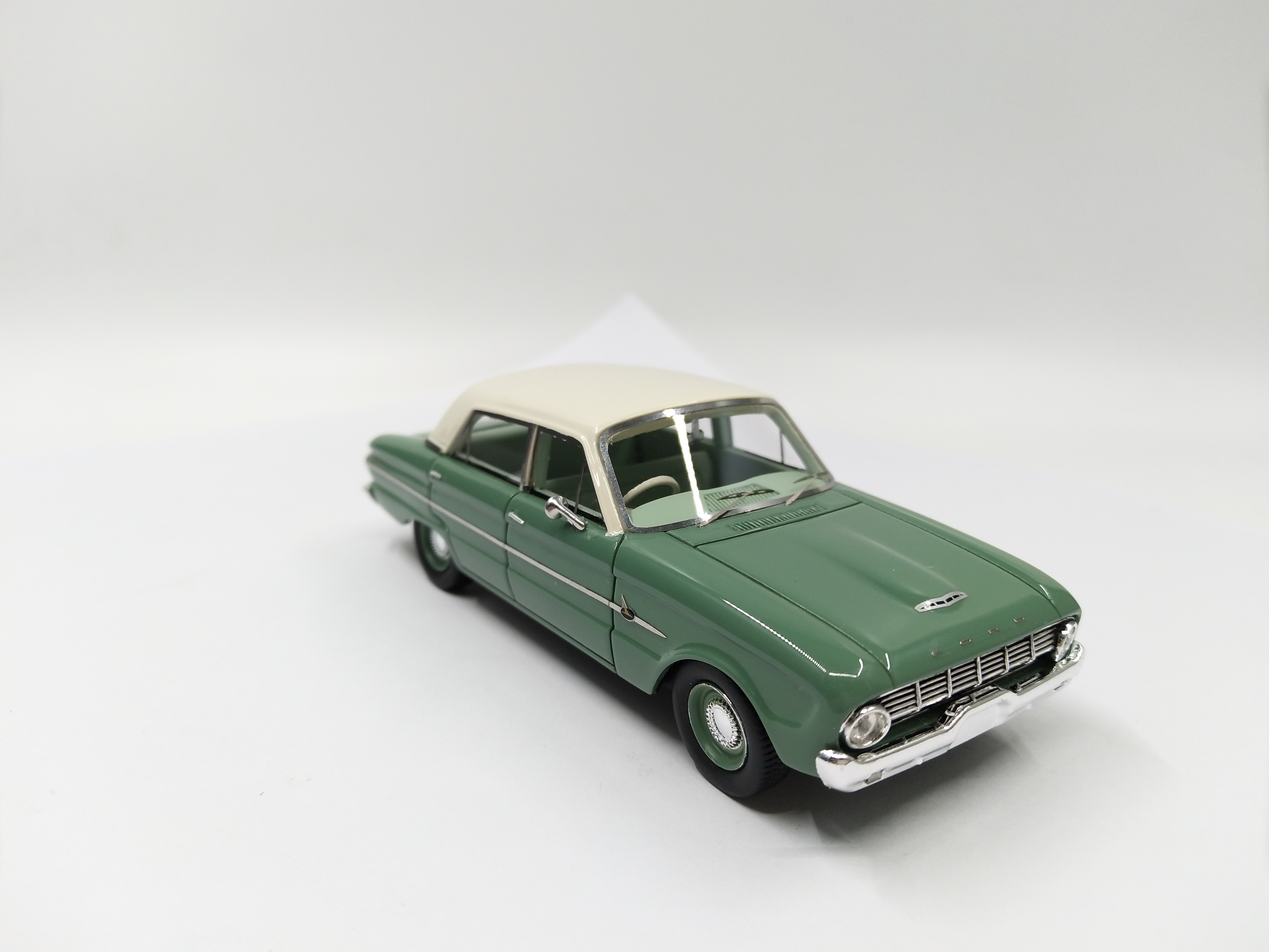 ACE 1/43 Ford green and white resin car model 