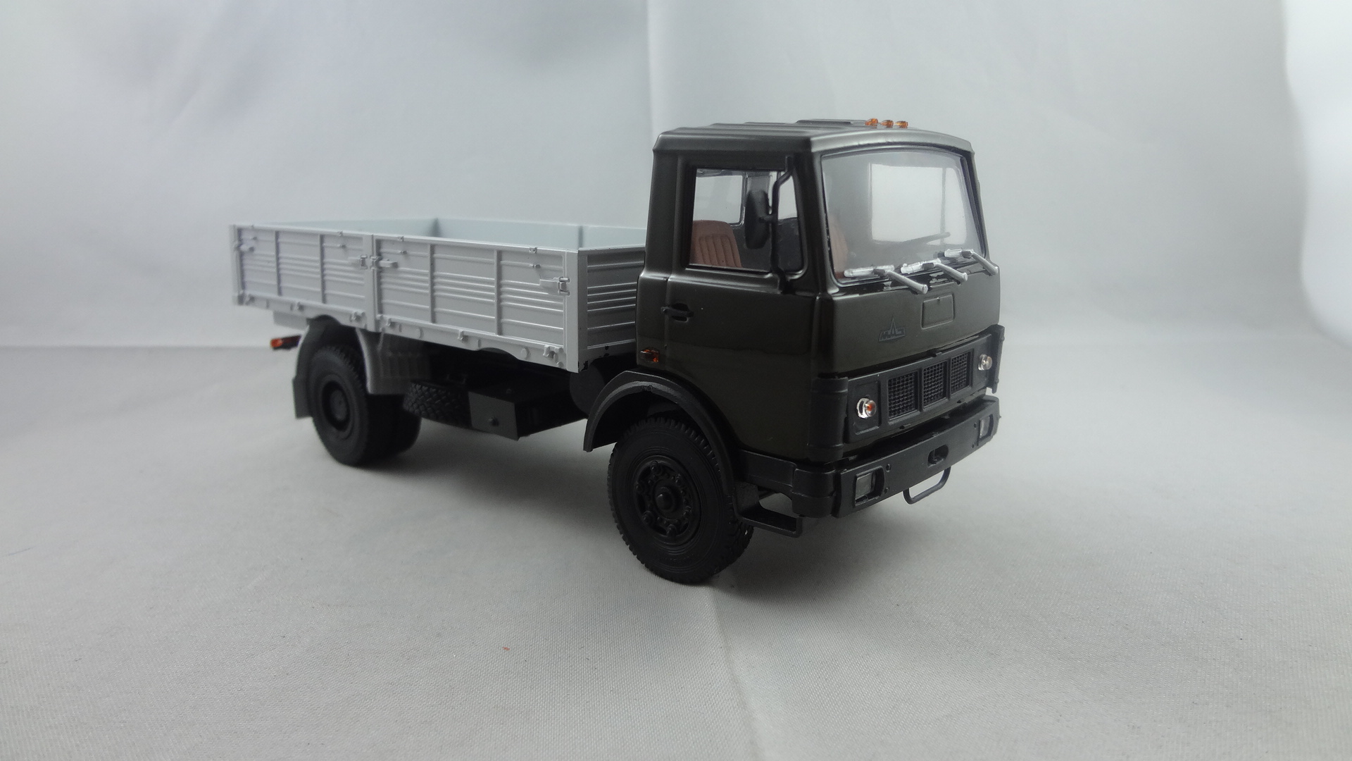 448C khaki Maz cabine with white trailer diecast model collectible 