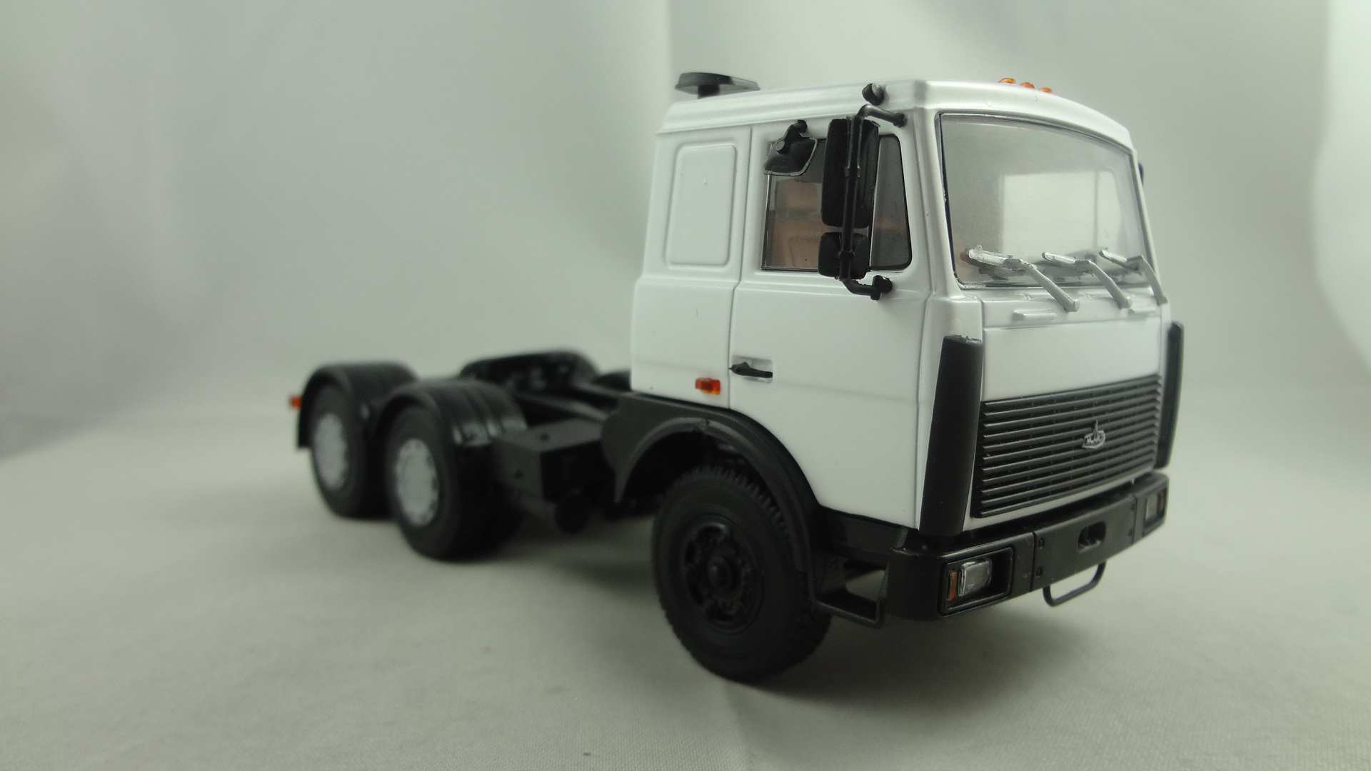 1/43 glossy white cabine maz truck trailer model 