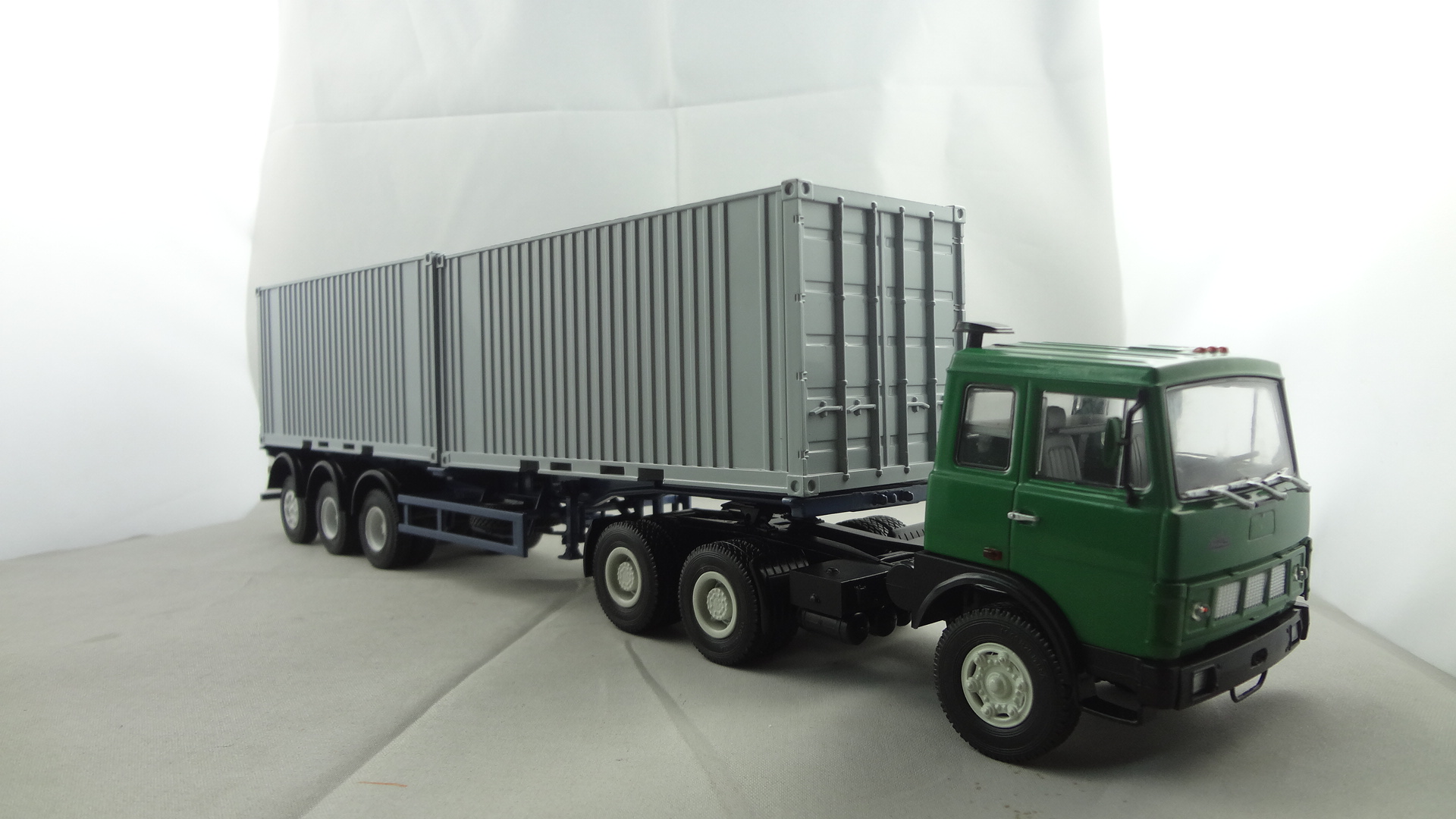 OEM 1/43 Function green cabine with grey 45 ft container loader model truck collectible 