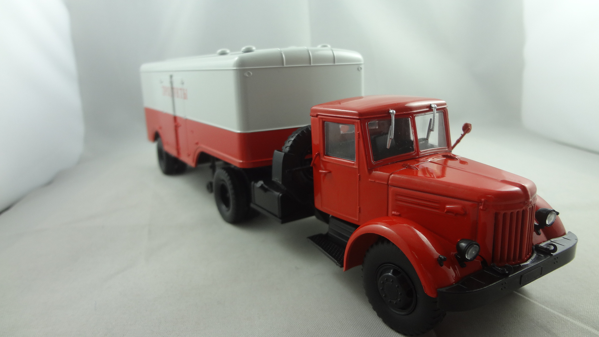 Red Maz cabine with grey trailer model collectible toys