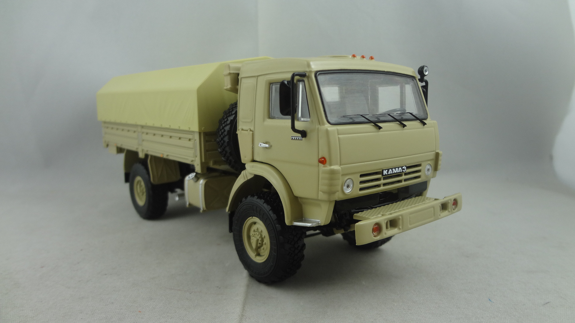 DAF New 7502U cabine with blue moveable yellowish tent